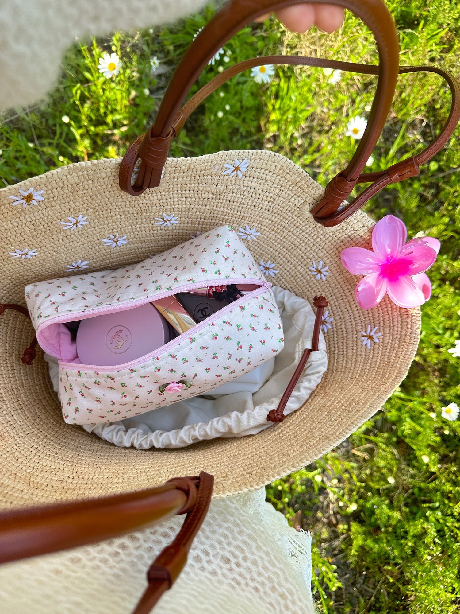 bag 속 예쁘게 자리 잡은 핑크 floral 파우치 – Flumie