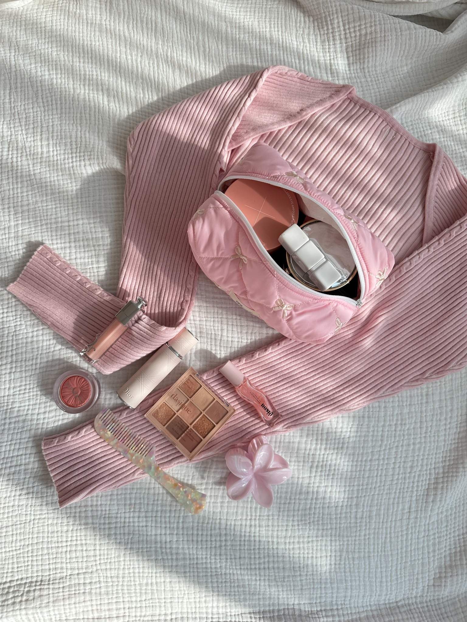 파우치 속 뷰티템이 보이는 리본퍼프 파우치 – clean girl 감성