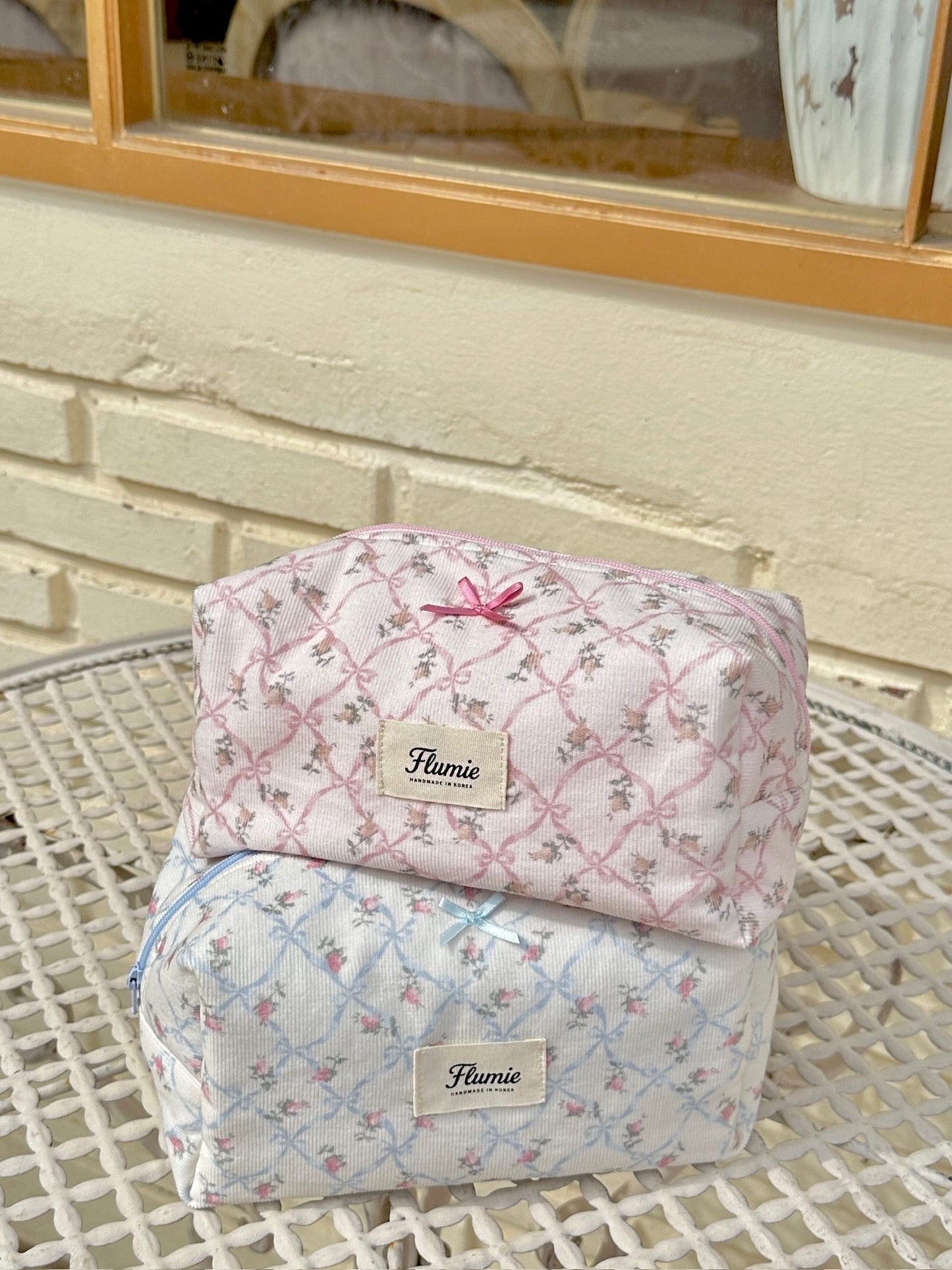 부드러운 코듀로이 소재와 작은 리본 자수가 소녀스러운 매력을 더해줘요.