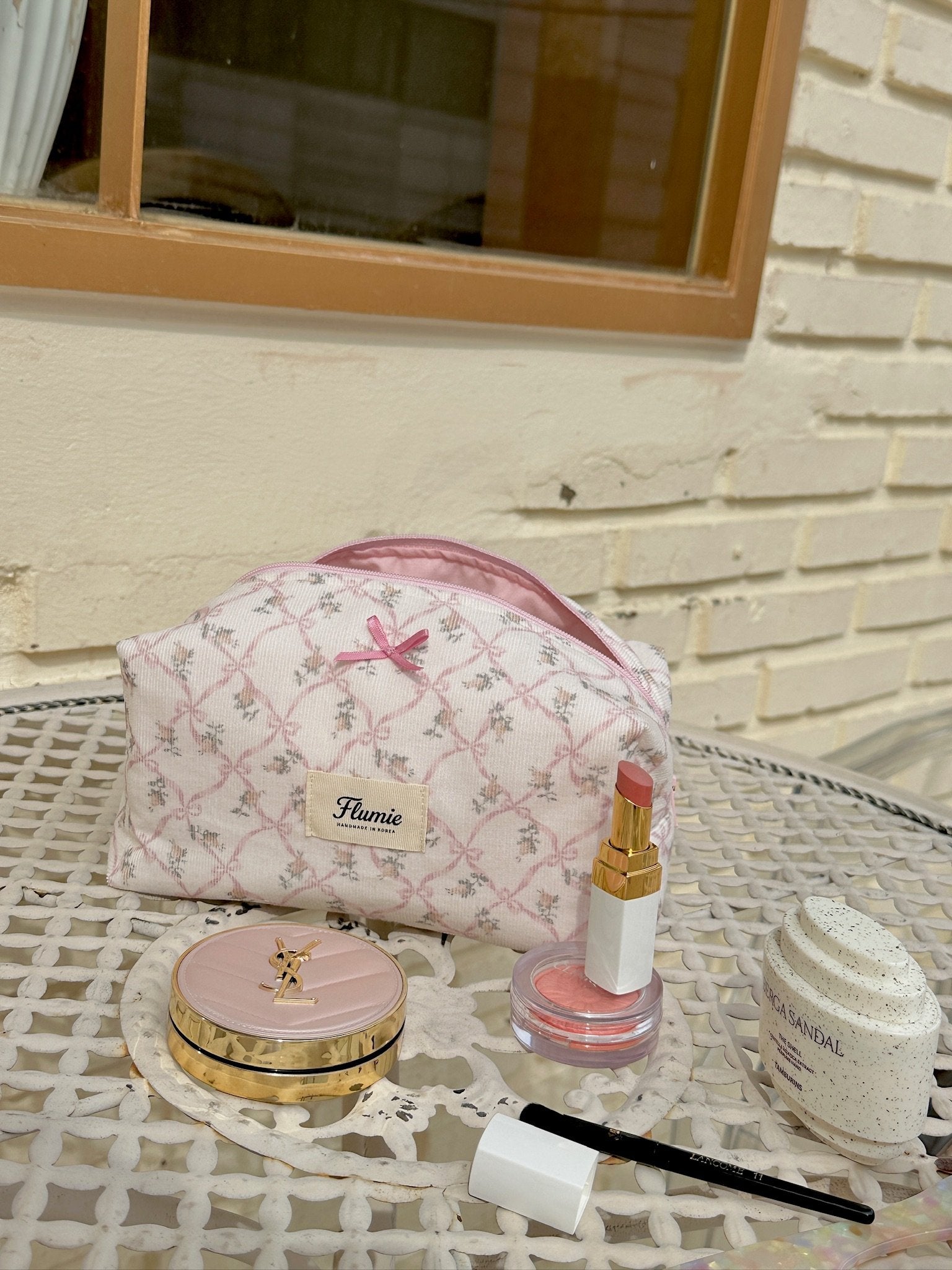 자연광 속 파우치의 텍스처가 포근하게 느껴져 따뜻한 가을 감성을 자극해요.