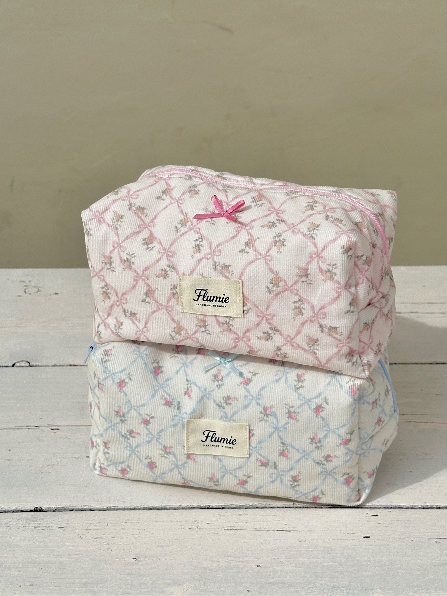 리본과 플라워가 은은하게 수놓아진 코듀로이 파우치가 따뜻한 감성을 전해줘요.