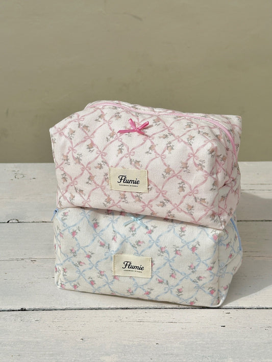 리본과 플라워가 은은하게 수놓아진 코듀로이 파우치가 따뜻한 감성을 전해줘요.