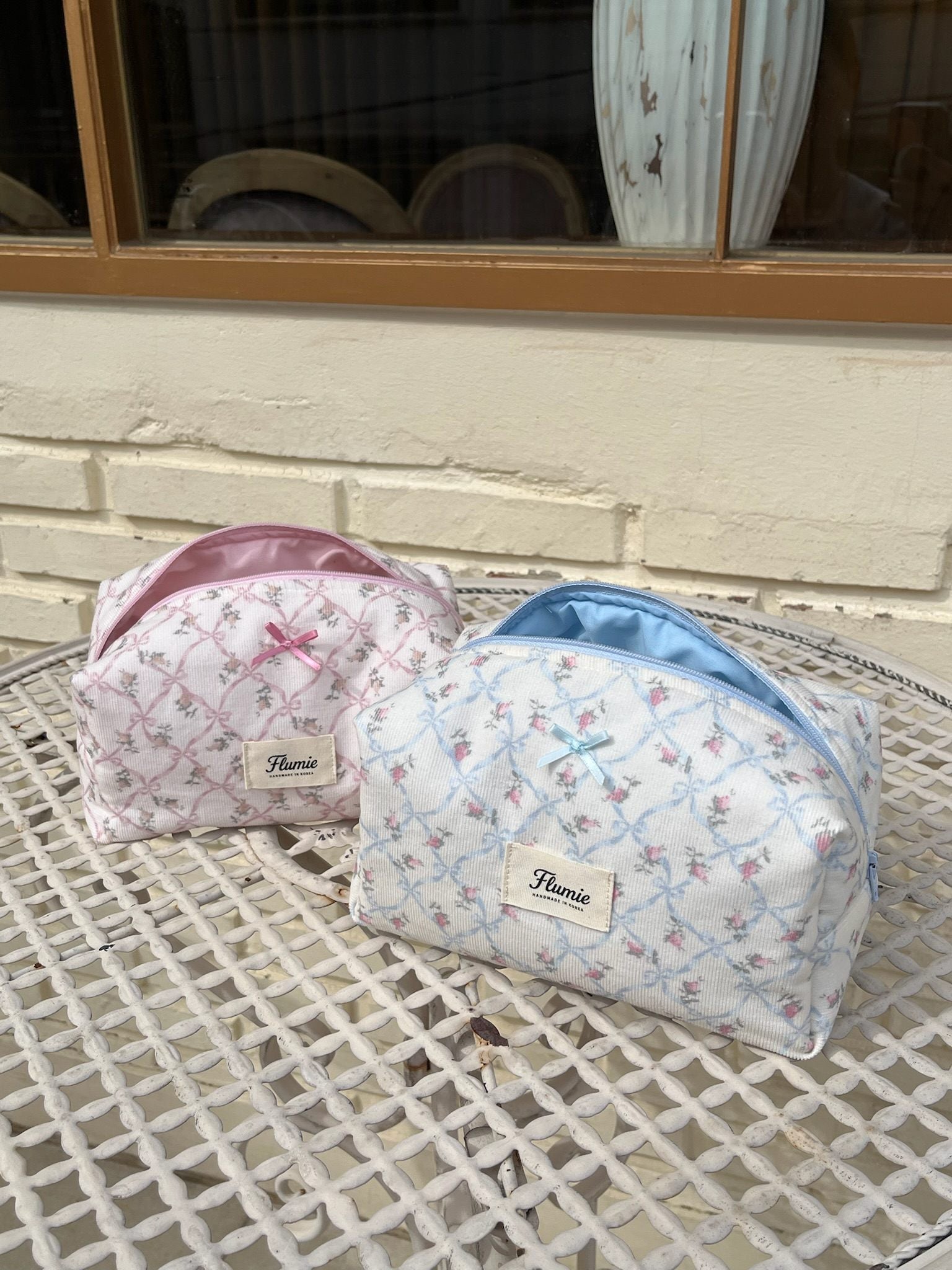 자연광 속 파우치의 텍스처가 포근하게 느껴져 따뜻한 겨울 감성을 자극해요.