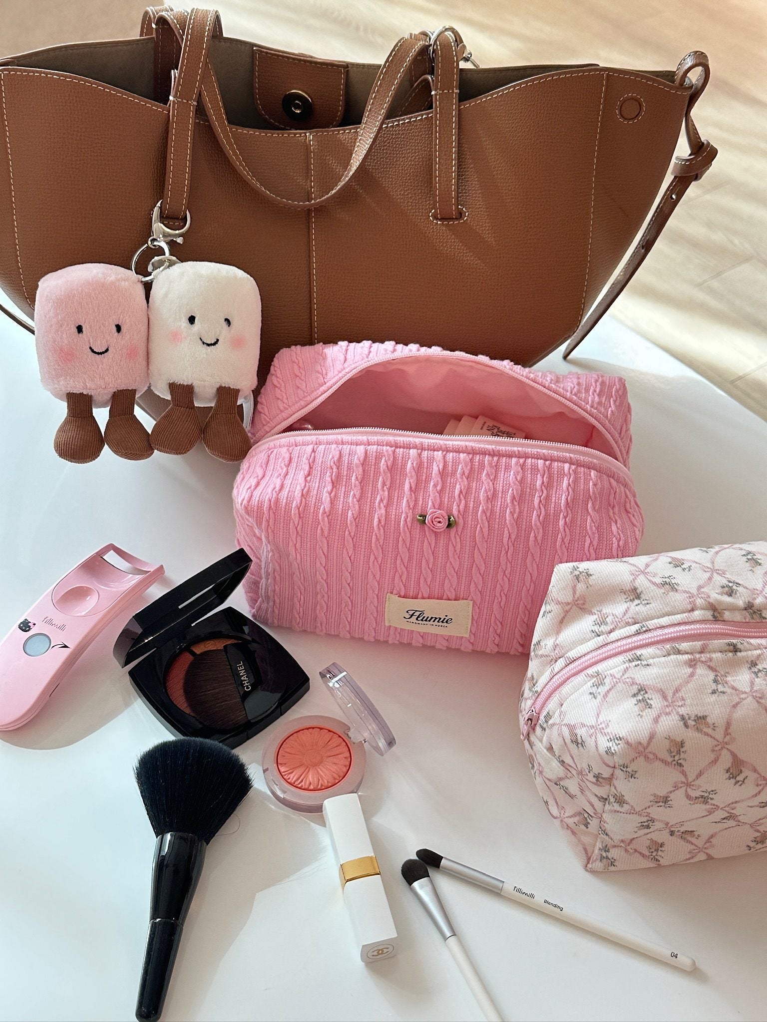 가죽 토트백과 함께한 스트로베리밀크 파우치가 꾸안꾸 룩을 완성해줘요.