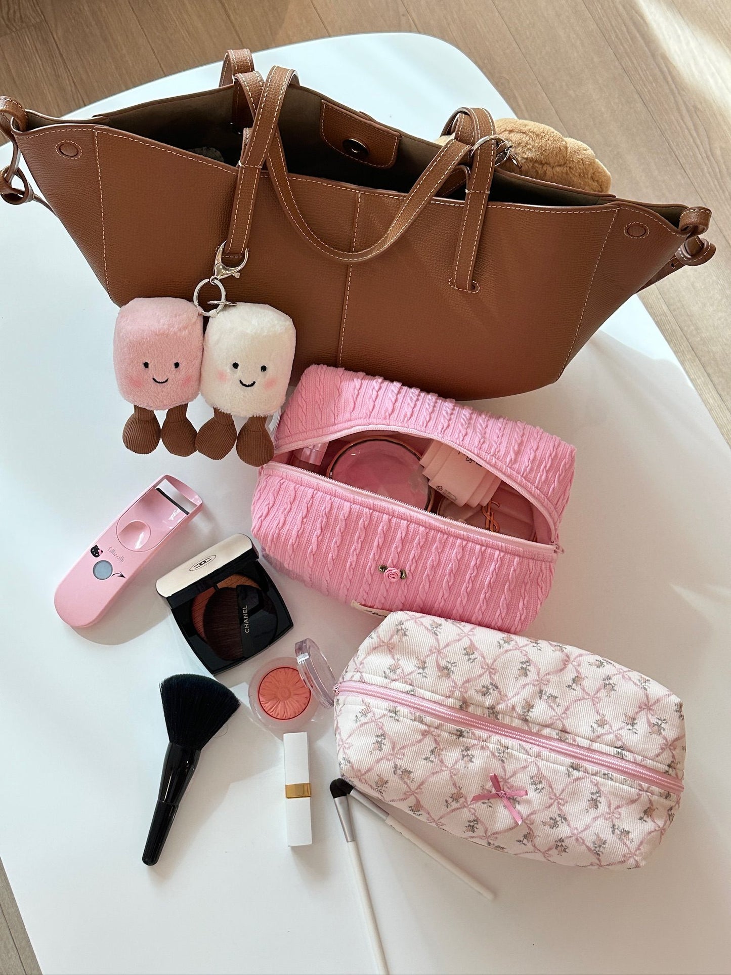 가죽 토트백과 함께한 스트로베리밀크 파우치가 꾸안꾸 룩을 완성해줘요.