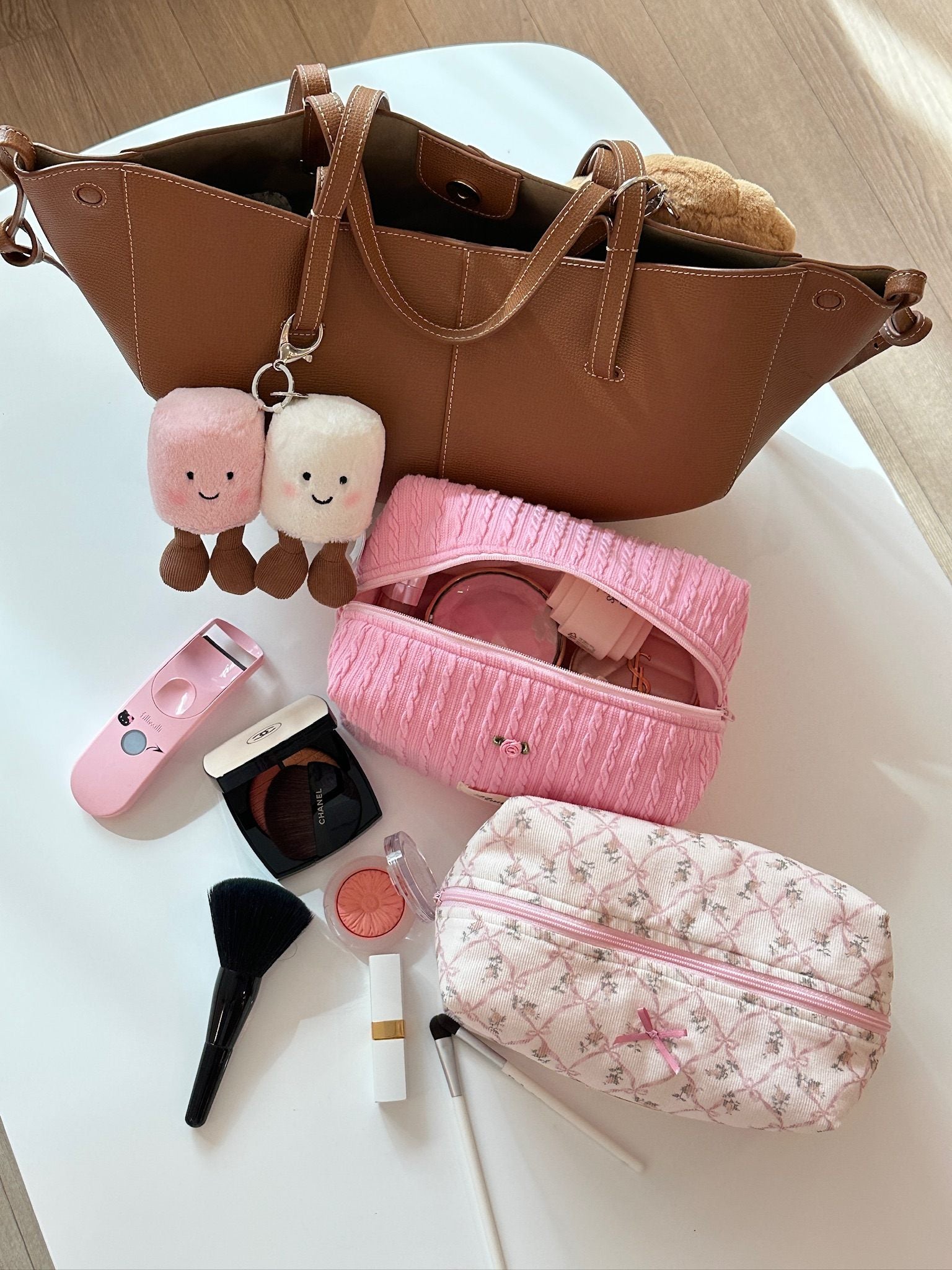 가죽 토트백과 함께한 스트로베리밀크 파우치가 꾸안꾸 룩을 완성해줘요.