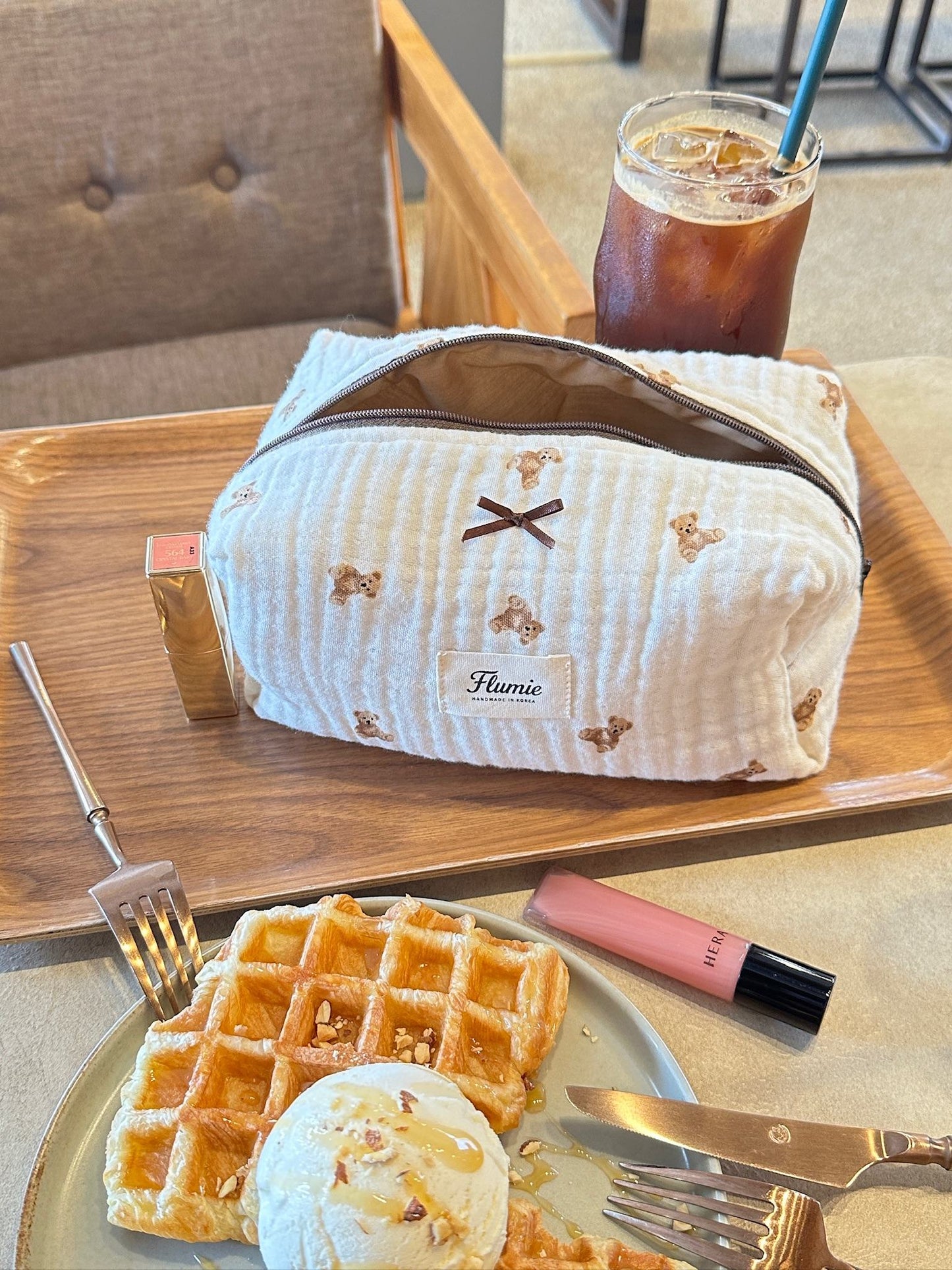 포근한 코듀로이 질감 위 곰돌이 자수가 귀여운 감성을 담아줍니다.