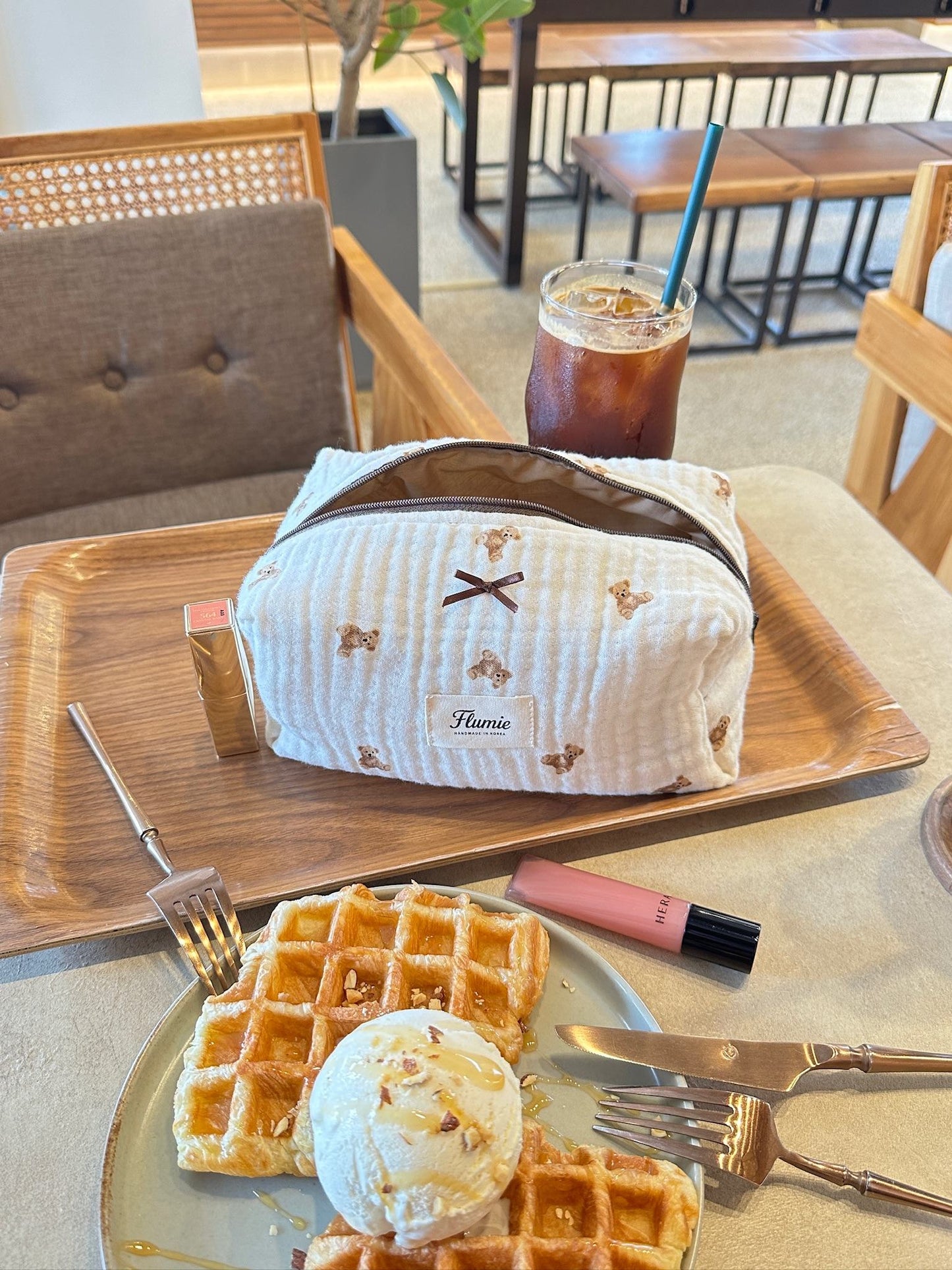 와플과 아이스커피와 함께한 테디베어 파우치가 따뜻한 오후 무드를 완성해줘요.